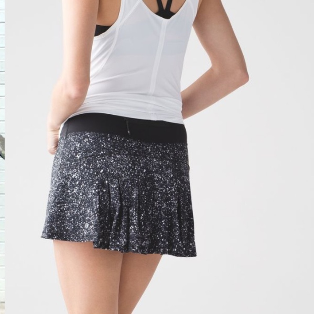 Lululemon Circuit Breaker Skirt (Regular)
Splatter White Black / Black size 10